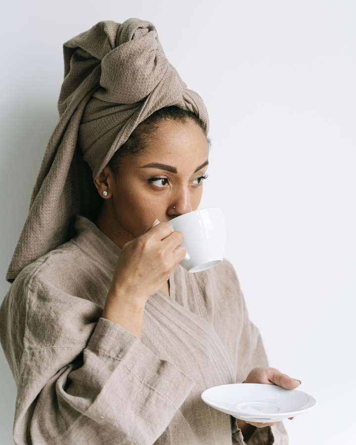 Une personne épuisée sur un lit, avec des yeux cernés et une peau terne.