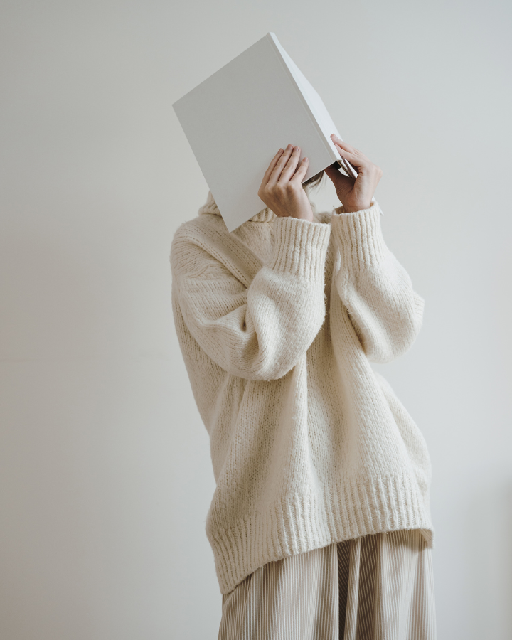 Image photoréaliste d'une personne stressée au travail entourée de bulles de pensées chaotiques et d'une molécule de cortisol stylisée.