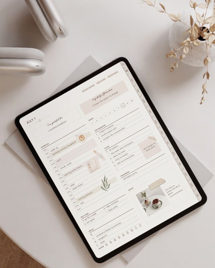 Personne en position de yoga tenant un carnet, entourée d'icônes.