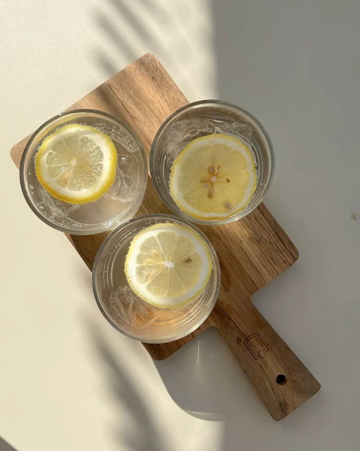 Eau citronnée vs boisson fonctionnelle le matin : est-ce que l'une vaut vraiment mieux que l'autre ?